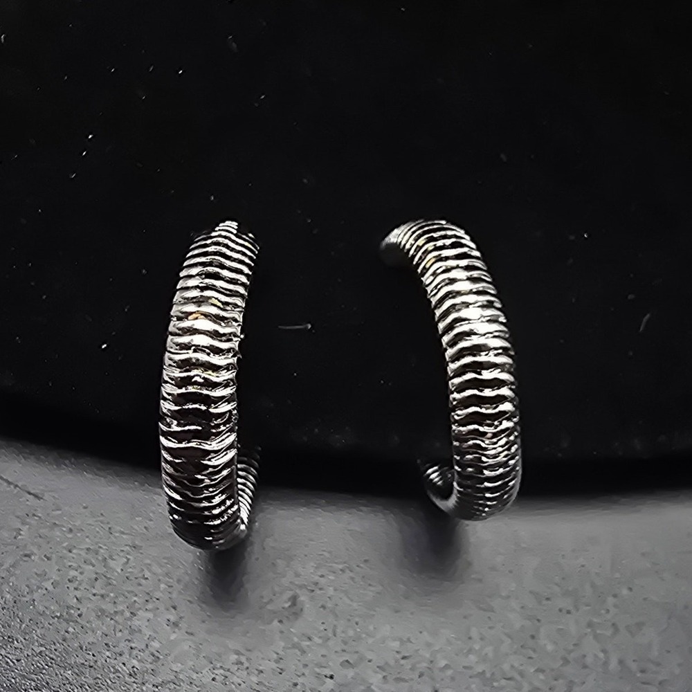 Silver Tone Ribbed Hoop Earrings Clip On Screw Back